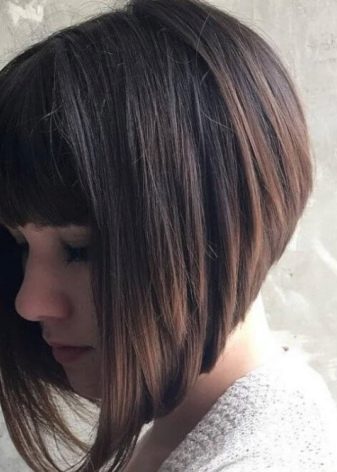 Стрижка нижче плечей (56 фото): прямі волосся з рівним зрізом, модне подовження ззаду і особливості вибору