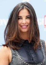 Стрижка нижче плечей (56 фото): прямі волосся з рівним зрізом, модне подовження ззаду і особливості вибору