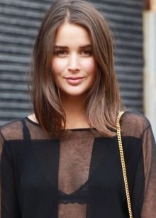 Стрижка нижче плечей (56 фото): прямі волосся з рівним зрізом, модне подовження ззаду і особливості вибору