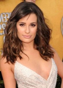 Стрижка нижче плечей (56 фото): прямі волосся з рівним зрізом, модне подовження ззаду і особливості вибору