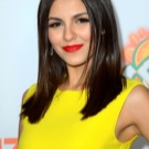 Стрижка нижче плечей (56 фото): прямі волосся з рівним зрізом, модне подовження ззаду і особливості вибору