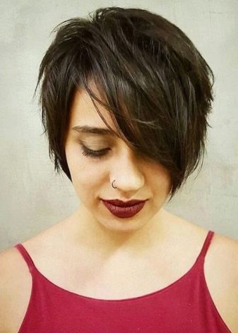 Стрижка «піксі» для круглого особи (42 фото): коротка зачіска «боб» на тонкі волосся, варіанти-2020 на середню довжину