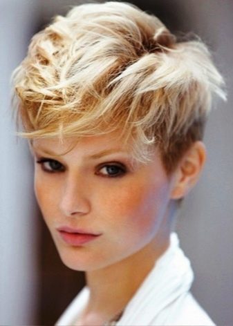 Стрижка «піксі» для круглого особи (42 фото): коротка зачіска «боб» на тонкі волосся, варіанти-2020 на середню довжину