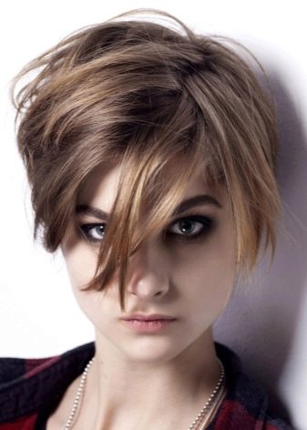 Стрижка пікс з чубчиком (47 фото): зачіска з довгою і подовженою набік чубом на короткі волосся, стрижка з косою чубчиком і поголеними скронями на волосся середньої довжини й інші варіанти