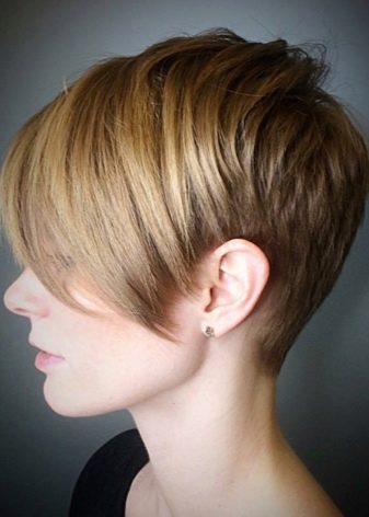 Стрижка пікс з чубчиком (47 фото): зачіска з довгою і подовженою набік чубом на короткі волосся, стрижка з косою чубчиком і поголеними скронями на волосся середньої довжини й інші варіанти