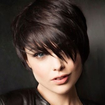 Стрижка пікс з чубчиком (47 фото): зачіска з довгою і подовженою набік чубом на короткі волосся, стрижка з косою чубчиком і поголеними скронями на волосся середньої довжини й інші варіанти