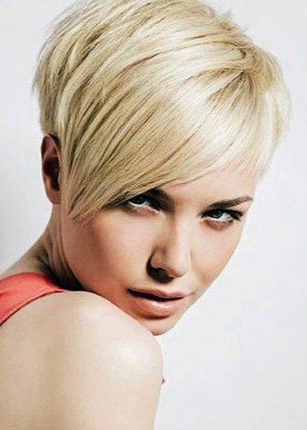 Стрижка пікс з чубчиком (47 фото): зачіска з довгою і подовженою набік чубом на короткі волосся, стрижка з косою чубчиком і поголеними скронями на волосся середньої довжини й інші варіанти