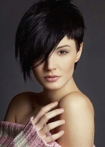 Стрижка пікс з чубчиком (47 фото): зачіска з довгою і подовженою набік чубом на короткі волосся, стрижка з косою чубчиком і поголеними скронями на волосся середньої довжини й інші варіанти