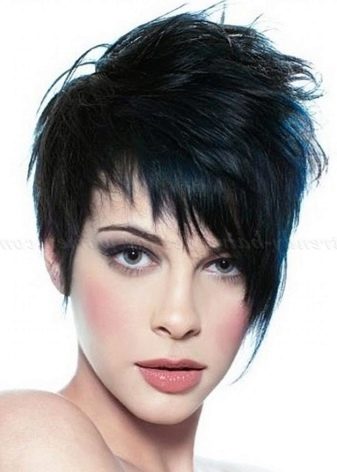 Стрижка пікс з чубчиком (47 фото): зачіска з довгою і подовженою набік чубом на короткі волосся, стрижка з косою чубчиком і поголеними скронями на волосся середньої довжини й інші варіанти