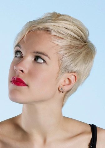 Стрижка пікс з чубчиком (47 фото): зачіска з довгою і подовженою набік чубом на короткі волосся, стрижка з косою чубчиком і поголеними скронями на волосся середньої довжини й інші варіанти