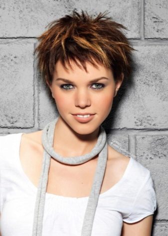 Стрижка пікс з чубчиком (47 фото): зачіска з довгою і подовженою набік чубом на короткі волосся, стрижка з косою чубчиком і поголеними скронями на волосся середньої довжини й інші варіанти