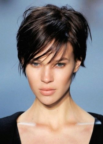 Стрижка пікс з чубчиком (47 фото): зачіска з довгою і подовженою набік чубом на короткі волосся, стрижка з косою чубчиком і поголеними скронями на волосся середньої довжини й інші варіанти