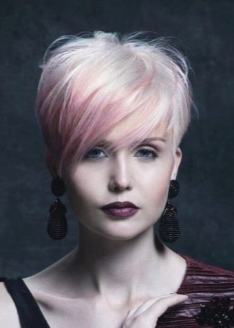 Стрижка пікс з чубчиком (47 фото): зачіска з довгою і подовженою набік чубом на короткі волосся, стрижка з косою чубчиком і поголеними скронями на волосся середньої довжини й інші варіанти