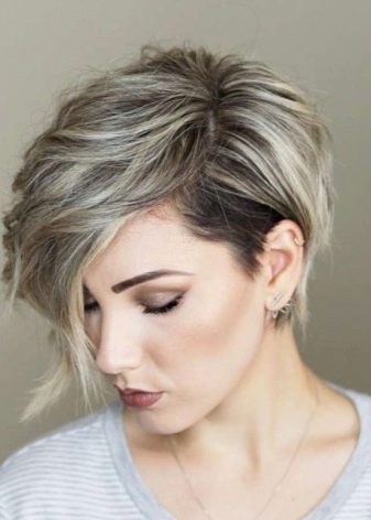 Стрижка пікс з чубчиком (47 фото): зачіска з довгою і подовженою набік чубом на короткі волосся, стрижка з косою чубчиком і поголеними скронями на волосся середньої довжини й інші варіанти