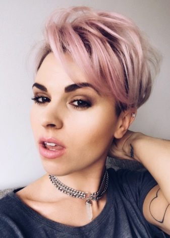 Стрижка пікс з чубчиком (47 фото): зачіска з довгою і подовженою набік чубом на короткі волосся, стрижка з косою чубчиком і поголеними скронями на волосся середньої довжини й інші варіанти