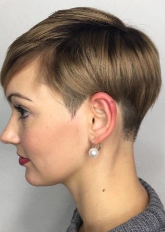 Стрижка пікс з чубчиком (47 фото): зачіска з довгою і подовженою набік чубом на короткі волосся, стрижка з косою чубчиком і поголеними скронями на волосся середньої довжини й інші варіанти