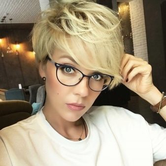 Стрижка пікс з чубчиком (47 фото): зачіска з довгою і подовженою набік чубом на короткі волосся, стрижка з косою чубчиком і поголеними скронями на волосся середньої довжини й інші варіанти