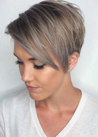 Стрижка пікс з чубчиком (47 фото): зачіска з довгою і подовженою набік чубом на короткі волосся, стрижка з косою чубчиком і поголеними скронями на волосся середньої довжини й інші варіанти