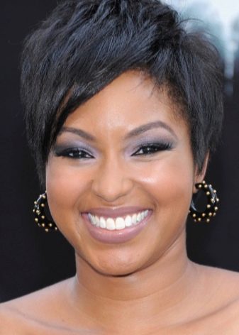 Стрижка пікс з чубчиком (47 фото): зачіска з довгою і подовженою набік чубом на короткі волосся, стрижка з косою чубчиком і поголеними скронями на волосся середньої довжини й інші варіанти