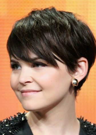 Стрижка пікс з чубчиком (47 фото): зачіска з довгою і подовженою набік чубом на короткі волосся, стрижка з косою чубчиком і поголеними скронями на волосся середньої довжини й інші варіанти