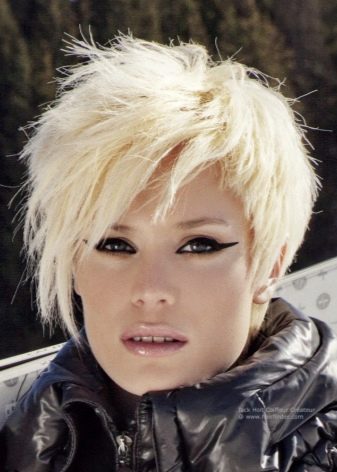 Стрижка пікс з чубчиком (47 фото): зачіска з довгою і подовженою набік чубом на короткі волосся, стрижка з косою чубчиком і поголеними скронями на волосся середньої довжини й інші варіанти