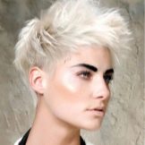 Стрижка пікс з чубчиком (47 фото): зачіска з довгою і подовженою набік чубом на короткі волосся, стрижка з косою чубчиком і поголеними скронями на волосся середньої довжини й інші варіанти