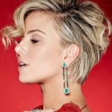 Стрижка пікс з чубчиком (47 фото): зачіска з довгою і подовженою набік чубом на короткі волосся, стрижка з косою чубчиком і поголеними скронями на волосся середньої довжини й інші варіанти