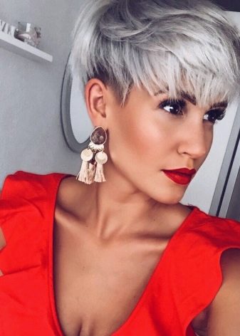 Стрижка пікс з чубчиком (47 фото): зачіска з довгою і подовженою набік чубом на короткі волосся, стрижка з косою чубчиком і поголеними скронями на волосся середньої довжини й інші варіанти