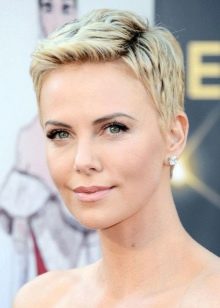 Стрижка пікс з чубчиком (47 фото): зачіска з довгою і подовженою набік чубом на короткі волосся, стрижка з косою чубчиком і поголеними скронями на волосся середньої довжини й інші варіанти