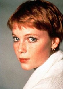 Стрижка пікс з чубчиком (47 фото): зачіска з довгою і подовженою набік чубом на короткі волосся, стрижка з косою чубчиком і поголеними скронями на волосся середньої довжини й інші варіанти