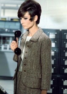 Стрижка пікс з чубчиком (47 фото): зачіска з довгою і подовженою набік чубом на короткі волосся, стрижка з косою чубчиком і поголеними скронями на волосся середньої довжини й інші варіанти