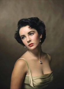 Стрижка пікс з чубчиком (47 фото): зачіска з довгою і подовженою набік чубом на короткі волосся, стрижка з косою чубчиком і поголеними скронями на волосся середньої довжини й інші варіанти