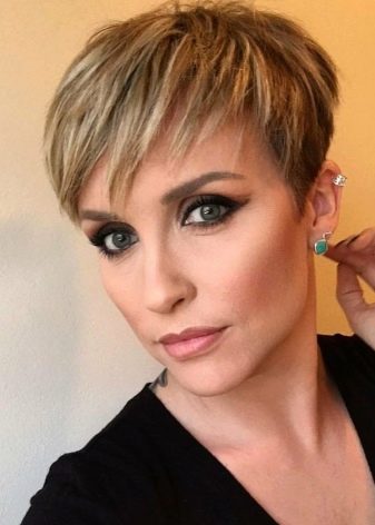 Стрижка пікс з чубчиком (47 фото): зачіска з довгою і подовженою набік чубом на короткі волосся, стрижка з косою чубчиком і поголеними скронями на волосся середньої довжини й інші варіанти