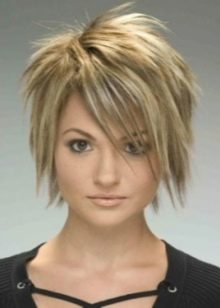 Стрижка «треш»: особливості зачісок для жінок з короткими і довгими волоссям. Як укладати стрижку дівчини з волоссям середньої довжини?