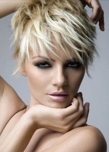 Стрижка «треш»: особливості зачісок для жінок з короткими і довгими волоссям. Як укладати стрижку дівчини з волоссям середньої довжини?