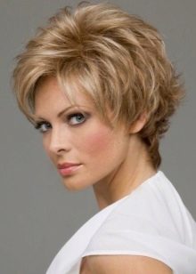 Стрижки дебют (52 фото): жіночі зачіски на довге і коротке волосся, тонкощі техніки їх виконання. Як виглядають стрижка на хвилястих волоссі?