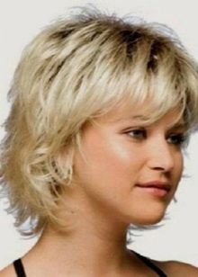 Стрижки дебют (52 фото): жіночі зачіски на довге і коротке волосся, тонкощі техніки їх виконання. Як виглядають стрижка на хвилястих волоссі?