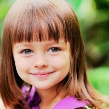Стрижки для дівчаток (73 фото): як підстригти дівчинку вдома? Оригінальні дитячі модні стрижки на довгі і середні волосся