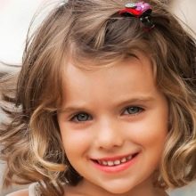 Стрижки для дівчаток (73 фото): як підстригти дівчинку вдома? Оригінальні дитячі модні стрижки на довгі і середні волосся