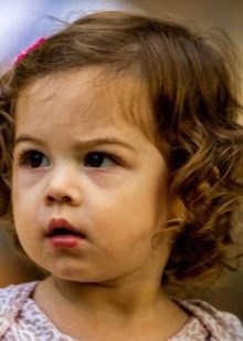 Стрижки для дівчаток (73 фото): як підстригти дівчинку вдома? Оригінальні дитячі модні стрижки на довгі і середні волосся