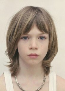 Стрижки для дівчаток (73 фото): як підстригти дівчинку вдома? Оригінальні дитячі модні стрижки на довгі і середні волосся