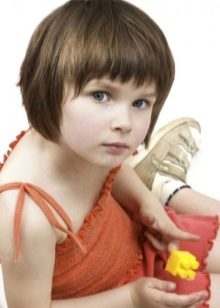 Стрижки для дівчаток (73 фото): як підстригти дівчинку вдома? Оригінальні дитячі модні стрижки на довгі і середні волосся