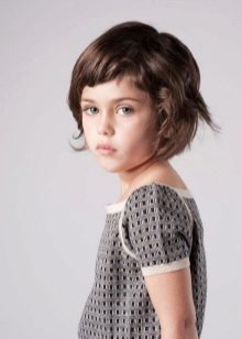 Стрижки для дівчаток (73 фото): як підстригти дівчинку вдома? Оригінальні дитячі модні стрижки на довгі і середні волосся