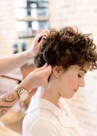 Стрижки для короткого кучерявого волосся (72 фото): модні жіночі стрижки для кучерявого волосся 2020, стрижки для дам з круглим обличчям і кучерявим волоссям