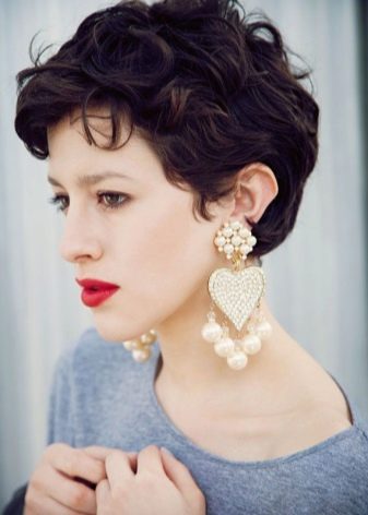 Стрижки для короткого кучерявого волосся (72 фото): модні жіночі стрижки для кучерявого волосся 2020, стрижки для дам з круглим обличчям і кучерявим волоссям