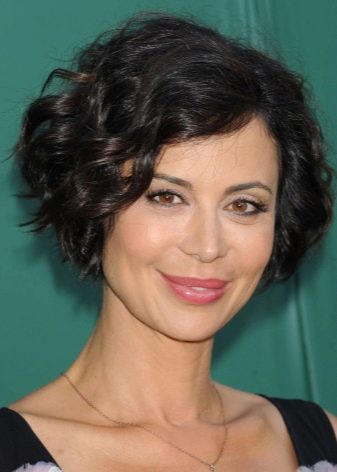 Стрижки для короткого кучерявого волосся (72 фото): модні жіночі стрижки для кучерявого волосся 2020, стрижки для дам з круглим обличчям і кучерявим волоссям