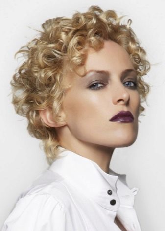 Стрижки для короткого кучерявого волосся (72 фото): модні жіночі стрижки для кучерявого волосся 2020, стрижки для дам з круглим обличчям і кучерявим волоссям