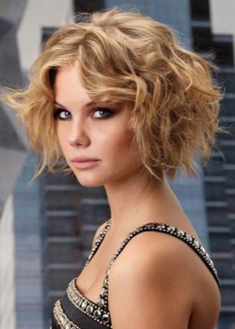 Стрижки для короткого кучерявого волосся (72 фото): модні жіночі стрижки для кучерявого волосся 2020, стрижки для дам з круглим обличчям і кучерявим волоссям