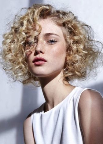 Стрижки для короткого кучерявого волосся (72 фото): модні жіночі стрижки для кучерявого волосся 2020, стрижки для дам з круглим обличчям і кучерявим волоссям
