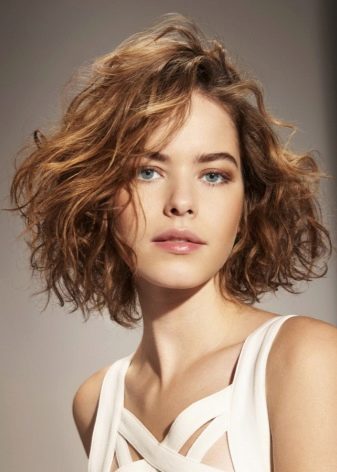 Стрижки для короткого кучерявого волосся (72 фото): модні жіночі стрижки для кучерявого волосся 2020, стрижки для дам з круглим обличчям і кучерявим волоссям